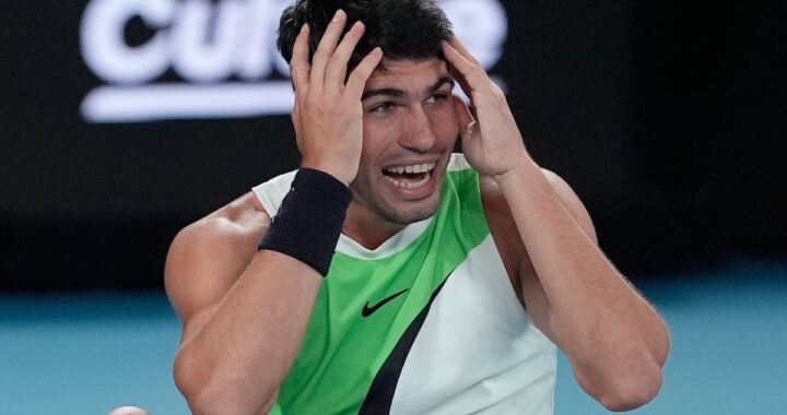 Carlos Alcaraz levanta el trofeo del Australian Open 2025 tras vencer a Djokovic en su feudo, rompiendo un récord de 86 años con solo 22