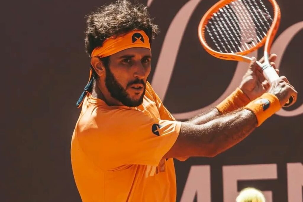 Hernán Casanova en cancha de tenis con expresión de concentración, ejemplo de jugadores vulnerables a apuestas