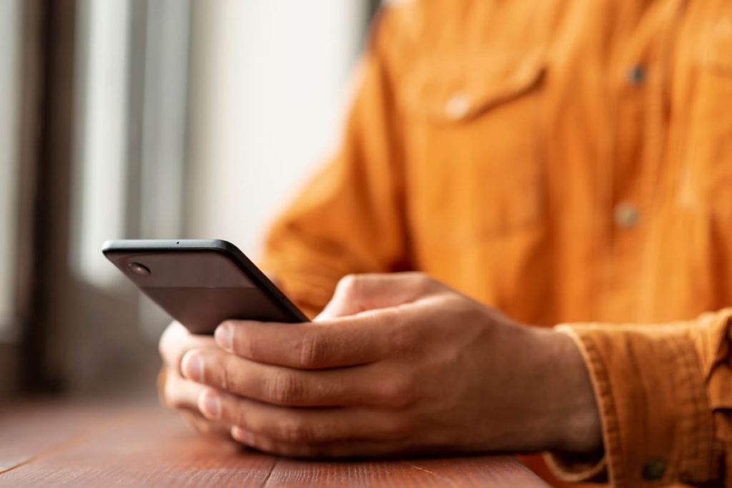 Pantalla de WhatsApp mostrando dispositivos vinculados desconocidos con alerta de seguridad activa