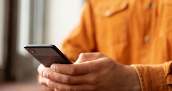 Pantalla de WhatsApp mostrando dispositivos vinculados desconocidos con alerta de seguridad activa