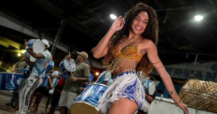 Bailarines de escuela de samba ensayan en galpón con paredes agrietadas, simbolizando la exclusión en el Carnaval de Río