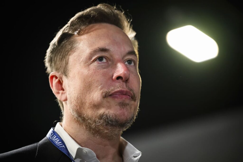 Elon Musk presenta satélites de IA espacial con Starship en una ilustración futurista de computación orbital