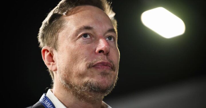 Elon Musk presenta satélites de IA espacial con Starship en una ilustración futurista de computación orbital