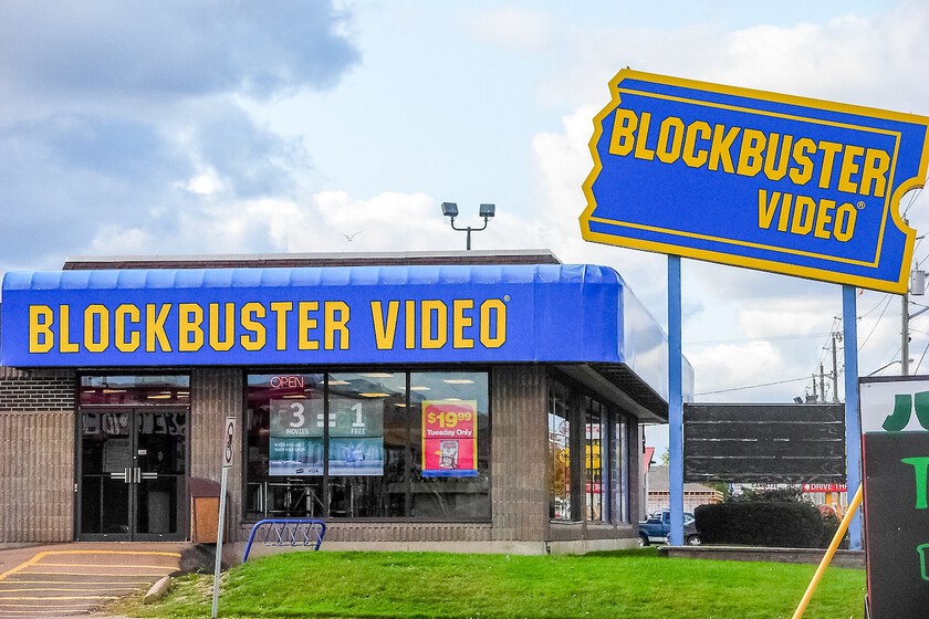 Ejecutivo de Blockbuster firma documento rechazando el DVD en 1997 con reproductor y cinta VHS en primer plano