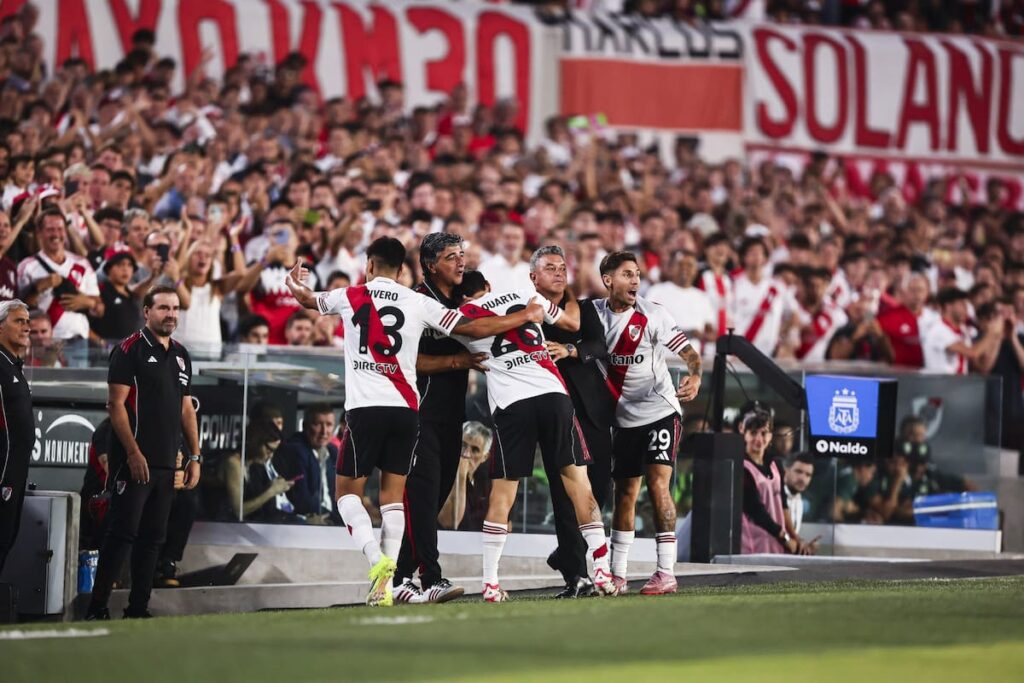 Driussi celebra su gol a los 40 segundos con Gallardo emocionado en el banco de River