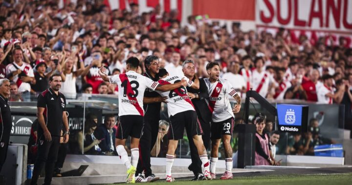 Driussi celebra su gol a los 40 segundos con Gallardo emocionado en el banco de River