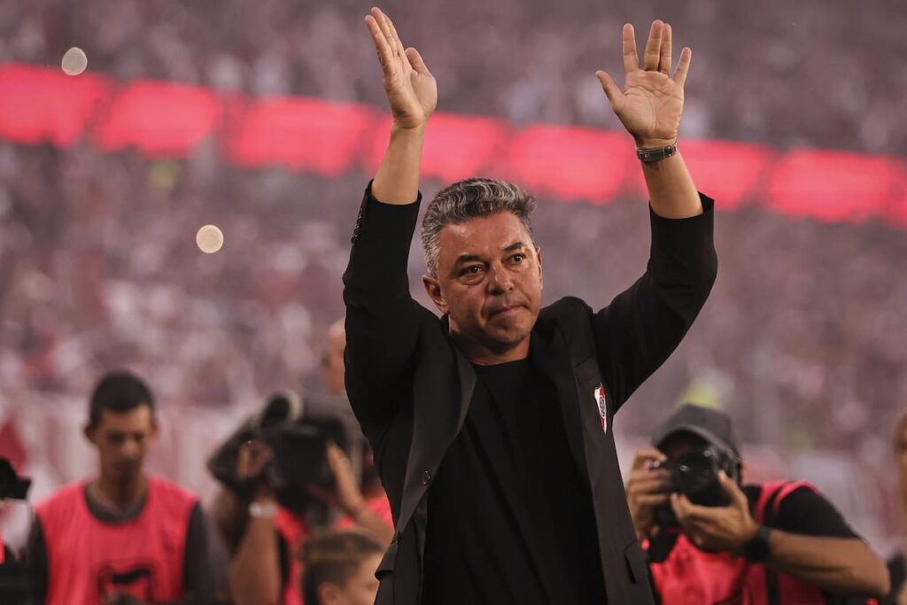 Gallardo toca el escudo de River por última vez, rodeado de ovaciones y silbidos en el Monumental lleno