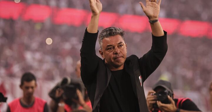 Gallardo toca el escudo de River por última vez, rodeado de ovaciones y silbidos en el Monumental lleno