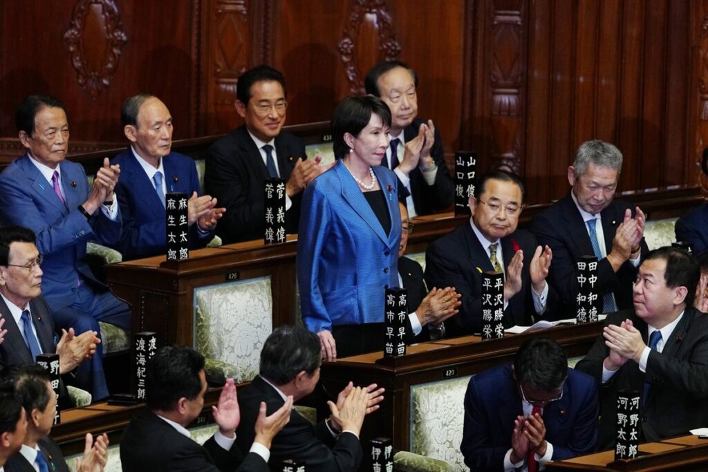 Sanae Takaichi celebra con banderas de Japón tras lograr 310 escaños en el Parlamento para reformar la Constitución