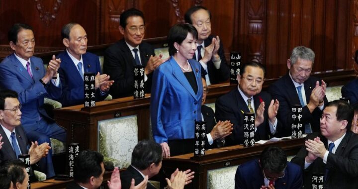 Sanae Takaichi celebra con banderas de Japón tras lograr 310 escaños en el Parlamento para reformar la Constitución