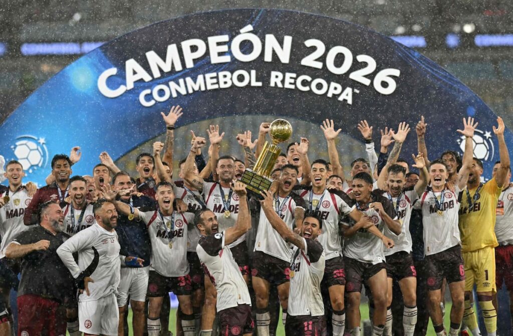 Celebración de Lanús tras marcar el 3-2 a Flamengo en la prórroga de la Recopa 2024 en el Maracaná bajo lluvia