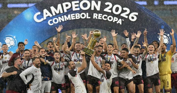 Celebración de Lanús tras marcar el 3-2 a Flamengo en la prórroga de la Recopa 2024 en el Maracaná bajo lluvia