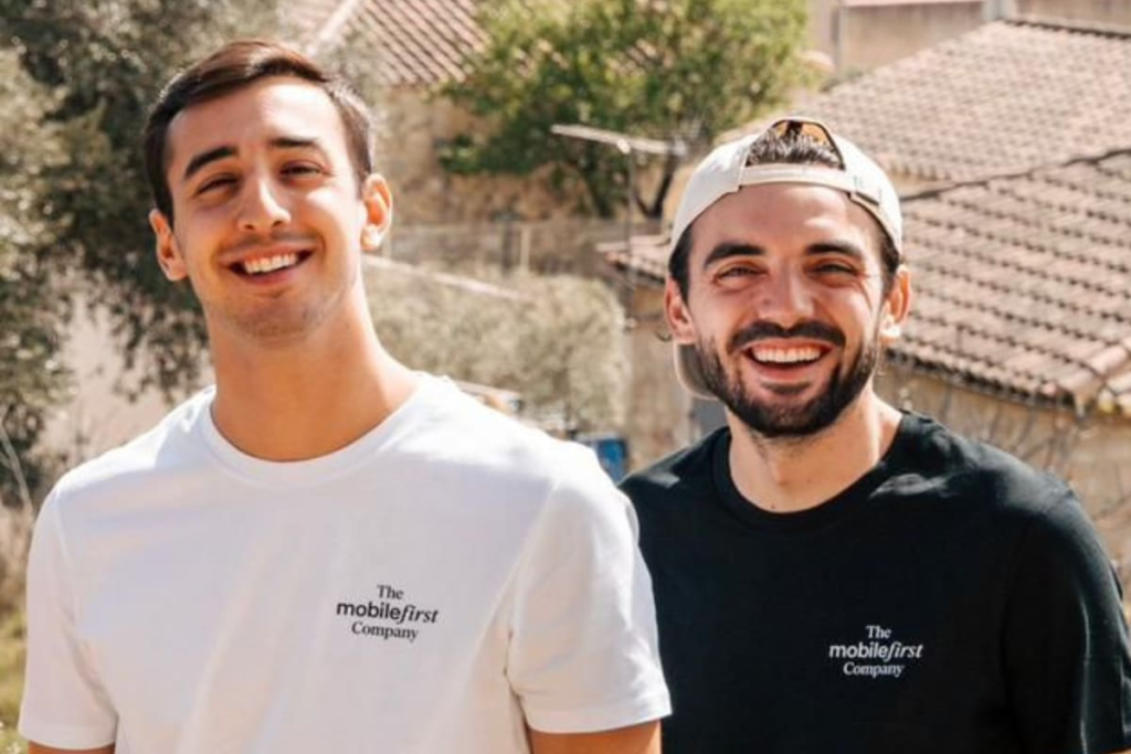 Franco Pinto y Jérémy Goillot, cofundadores de startup con US$12M, revisando métricas en pantalla con gráficos de crecimiento