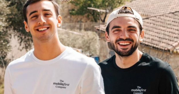 Franco Pinto y Jérémy Goillot, cofundadores de startup con US$12M, revisando métricas en pantalla con gráficos de crecimiento