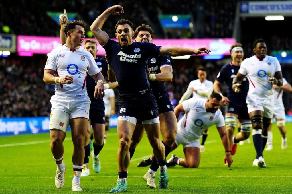 Huw Jones celebra un try en el 31-20 de Escocia sobre Inglaterra en Murrayfield, con Finn Russell de fondo