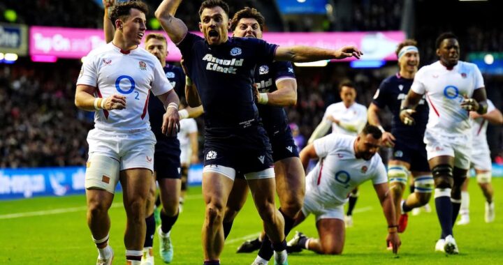 Huw Jones celebra un try en el 31-20 de Escocia sobre Inglaterra en Murrayfield, con Finn Russell de fondo