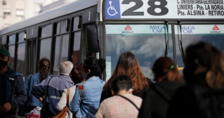 Pantalla de celular mostrando la app de colectivos con mapa en tiempo real y buses acercándose a paradas en Buenos Aires