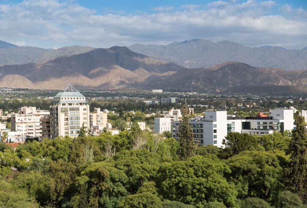 Vista aérea de Mendoza con viñedos al pie de los Andes y su diseño urbano con plazas arboladas