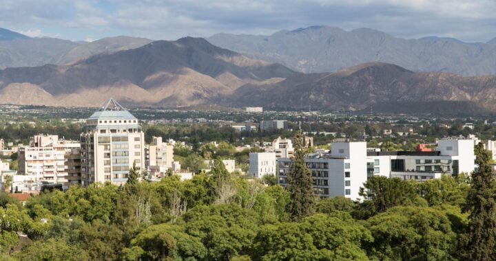 Vista aérea de Mendoza con viñedos al pie de los Andes y su diseño urbano con plazas arboladas