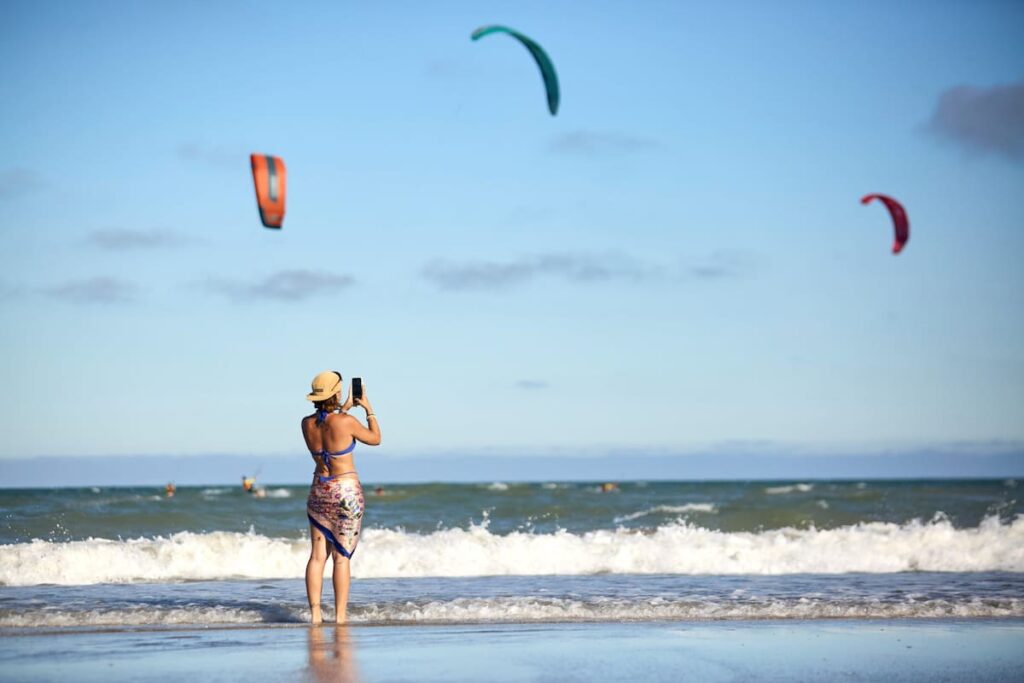Vista aérea del Parador Divisadero del Mar en Cariló, con dunas verdes y deck de madera blanca envejecida, elegido como playa secreta favorita por IA en 2026