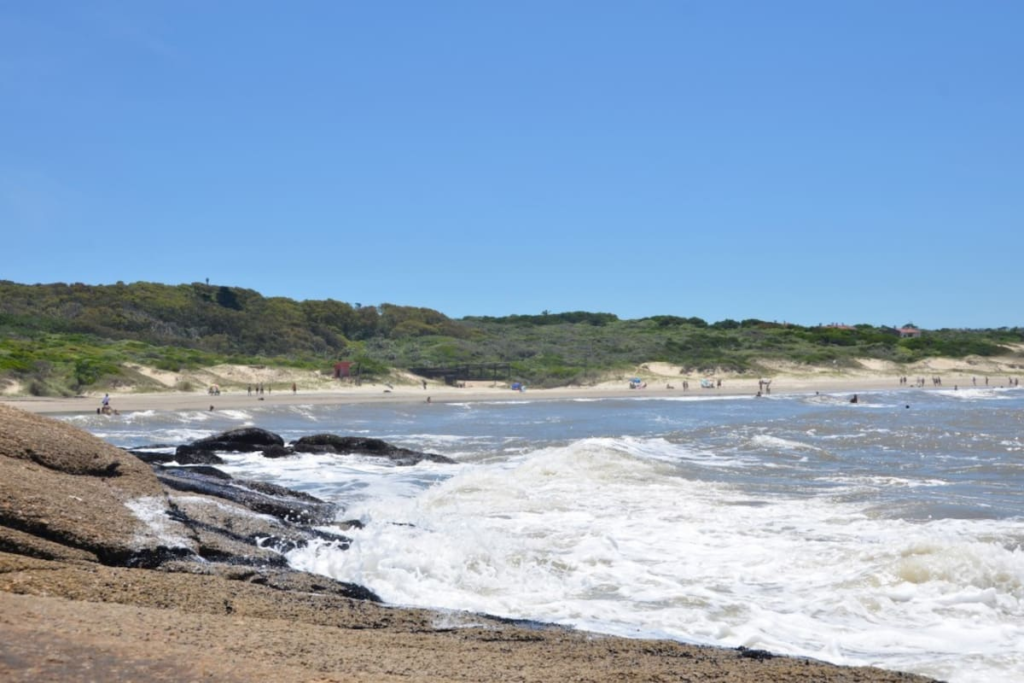 Dunas vírgenes de Cabo Polonio en Rocha, elegida por IA como la mejor playa de Uruguay por su agua pura y cero contaminación lumínica