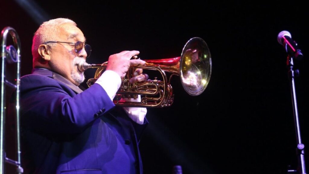 Willie Colón en el escenario durante su 'último show' en Puerto Rico, con la Filarmónica y un público emocionado