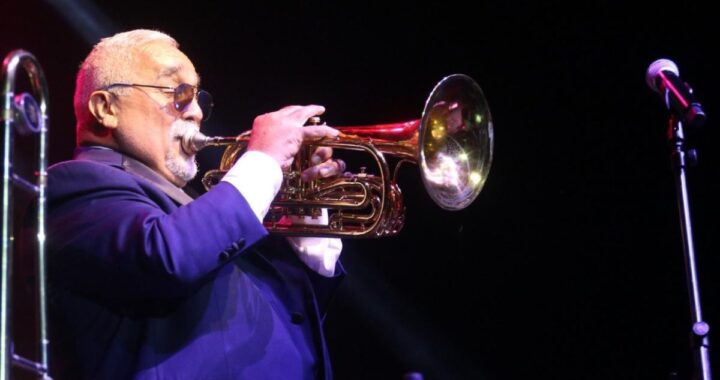 Willie Colón en el escenario durante su 'último show' en Puerto Rico, con la Filarmónica y un público emocionado