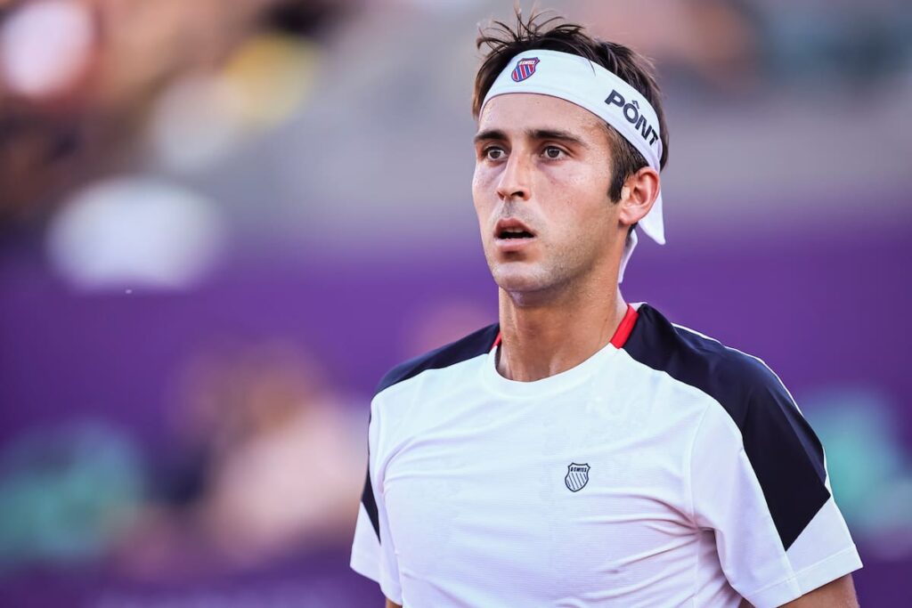 Tomás Etcheverry celebra un punto en el Argentina Open 2024 con el público de fondo y raqueta en alto