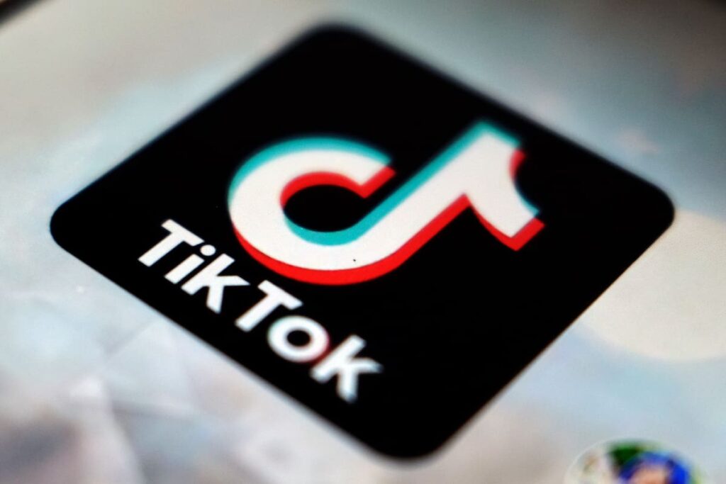 Pantalla de TikTok mostrando el scroll infinito y notificaciones push, bajo investigación de la UE por adicción