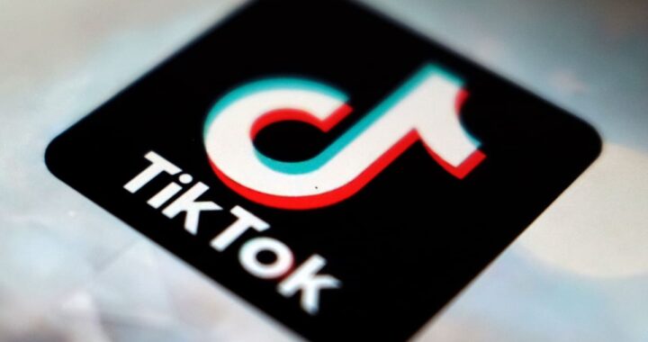 Pantalla de TikTok mostrando el scroll infinito y notificaciones push, bajo investigación de la UE por adicción