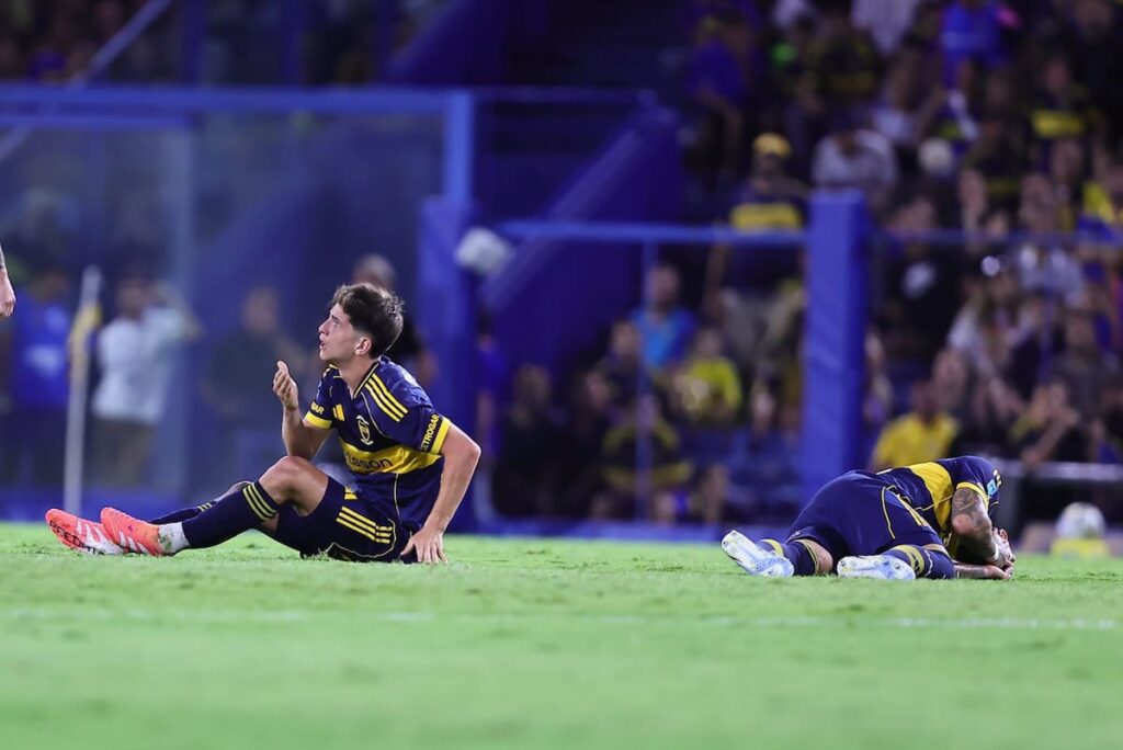 Jugadores de Boca con rostros de frustración tras el 0-0 vs Racing en una Bombonera silenciosa y vacía de emociones