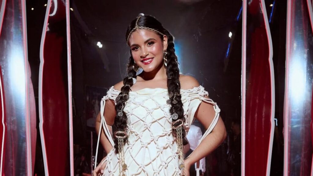 Brenda en escena en Viña 2026 con guitarristas y bailarines durante su presentación folclórica en la Quinta Vergara