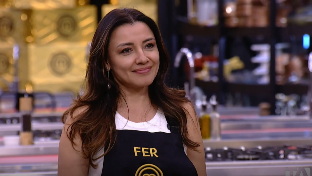 Fer Guevara con expresión de shock frente a su encocado de camarón malogrado por error con la esencia de coco