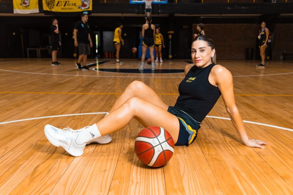 Luciana Delabarba con el balón en la cancha, celebrando su récord como máxima anotadora histórica del básquet argentino