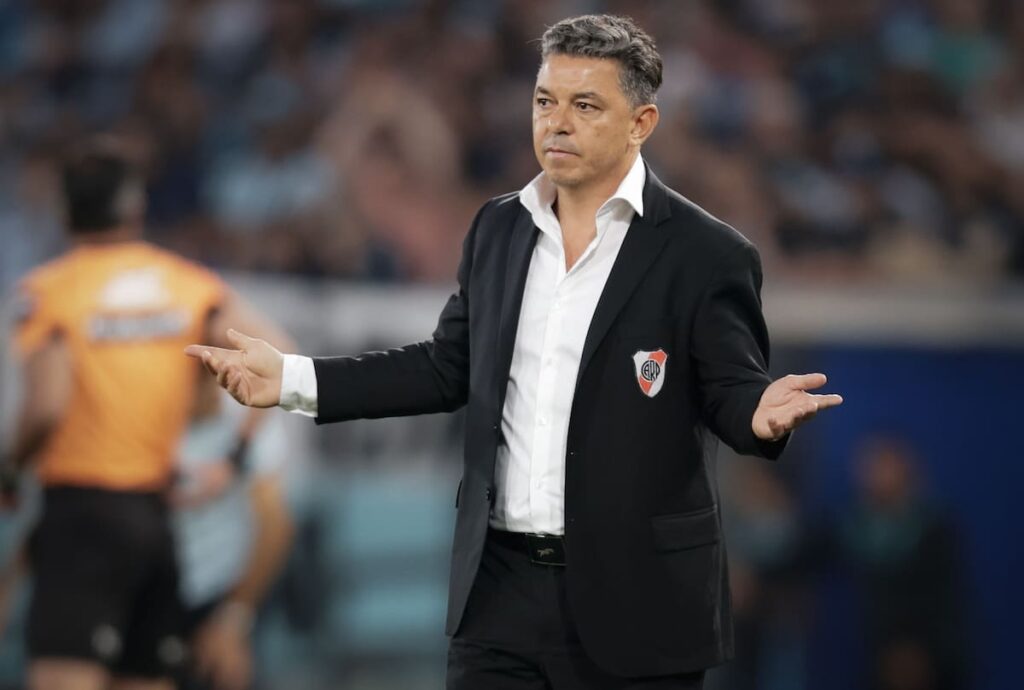Marcelo Gallardo con rostro serio en conferencia de prensa anunciando su salida de River Plate tras ciclo fallido