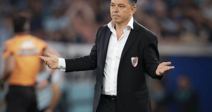 Marcelo Gallardo con rostro serio en conferencia de prensa anunciando su salida de River Plate tras ciclo fallido