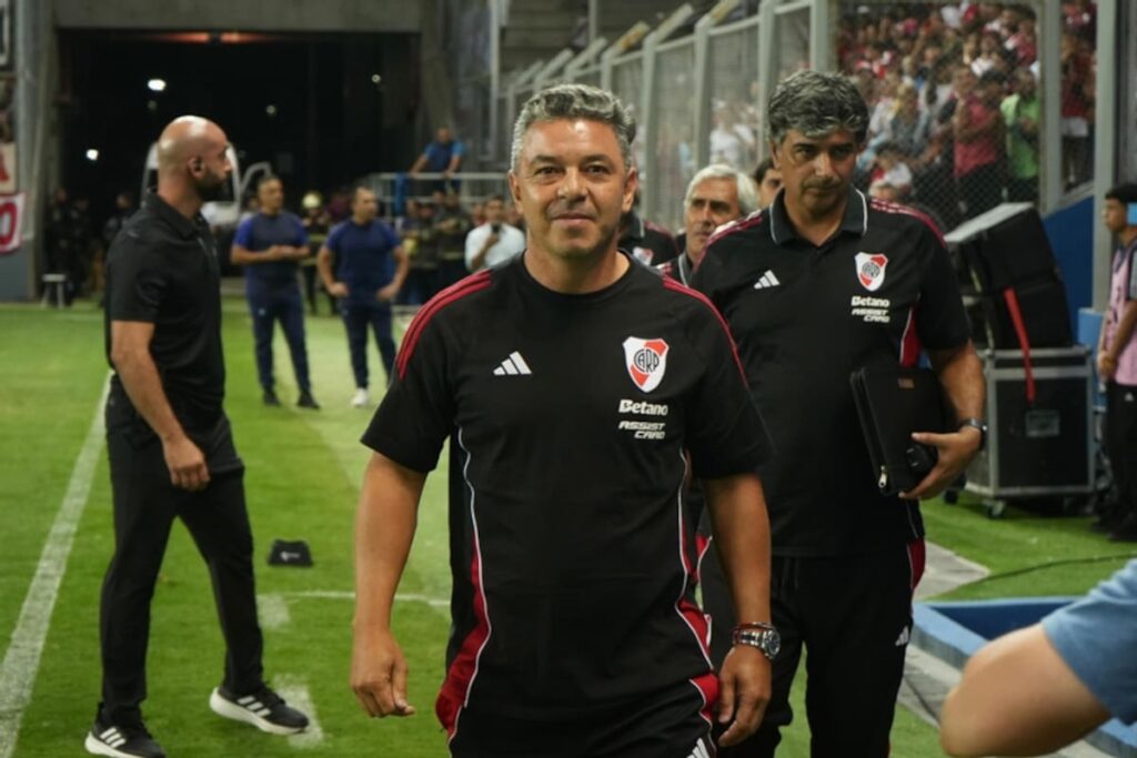 Marcelo Gallardo con gesto serio en conferencia de prensa tras la sequía goleadora de River