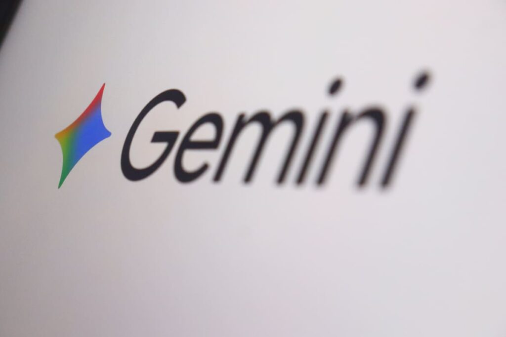 Gráfico de crecimiento exponencial de Gemini con logo de Google y Apple en segundo plano, simbolizando la alianza estratégica