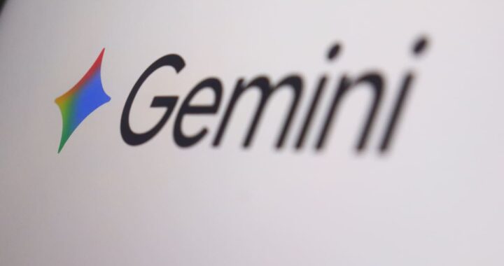 Gráfico de crecimiento exponencial de Gemini con logo de Google y Apple en segundo plano, simbolizando la alianza estratégica