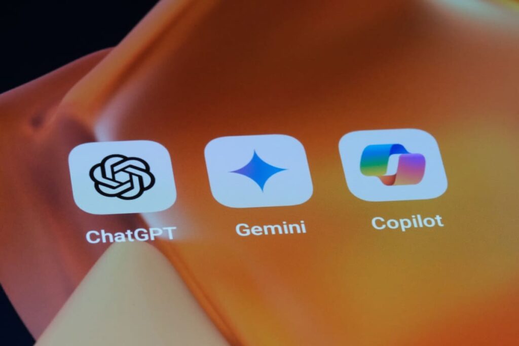 Interfaz de Gemini mostrando opción 'Importar chats' con logo de ChatGPT en pantalla dividida y flecha de migración