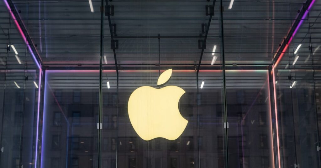 Prototipo de iPhone plegable tipo 'concha' con pantalla LTPO y bisagra reforzada en laboratorio de Apple