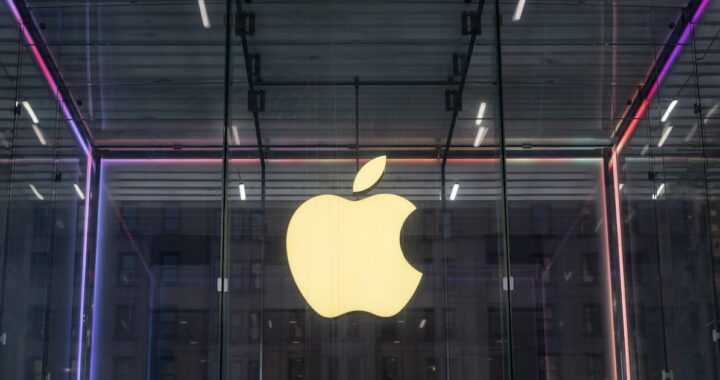 Prototipo de iPhone plegable tipo 'concha' con pantalla LTPO y bisagra reforzada en laboratorio de Apple