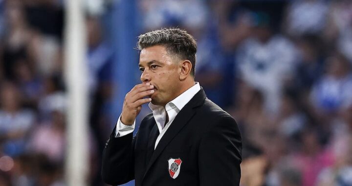 Marcelo Gallardo con mirada seria en el banco de River tras tercera derrota consecutiva