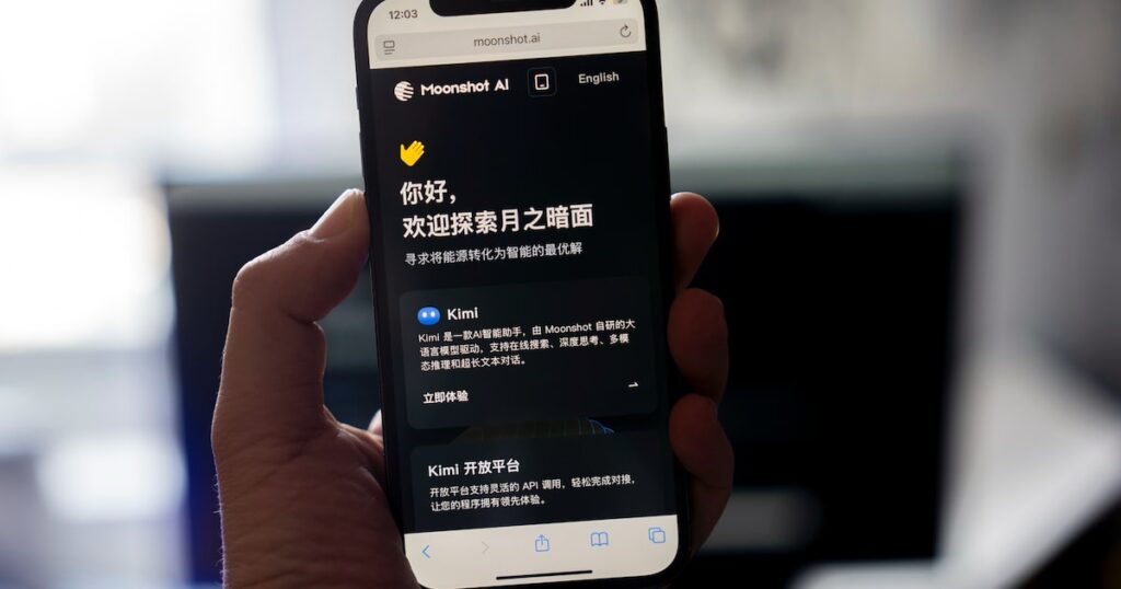Gráfico de crecimiento exponencial de Moonshot IA con logo de Kimi y fondos de Alibaba y Tencent al fondo
