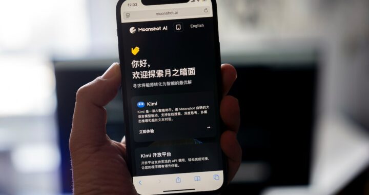 Gráfico de crecimiento exponencial de Moonshot IA con logo de Kimi y fondos de Alibaba y Tencent al fondo