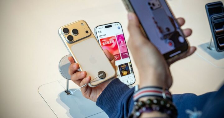 Gráfico comparativo del aumento de precios de chips DRAM (2024-2026) con teléfonos Samsung y Apple de fondo borroso