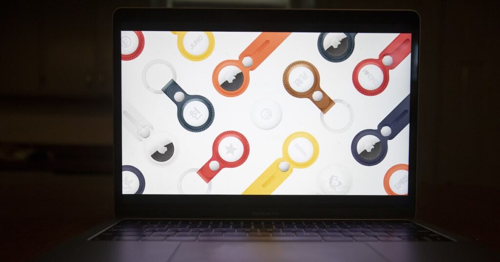 AirTag 2 de Apple sobre fondo blanco mostrando su diseño compacto y texto en mayúsculas en la parte trasera