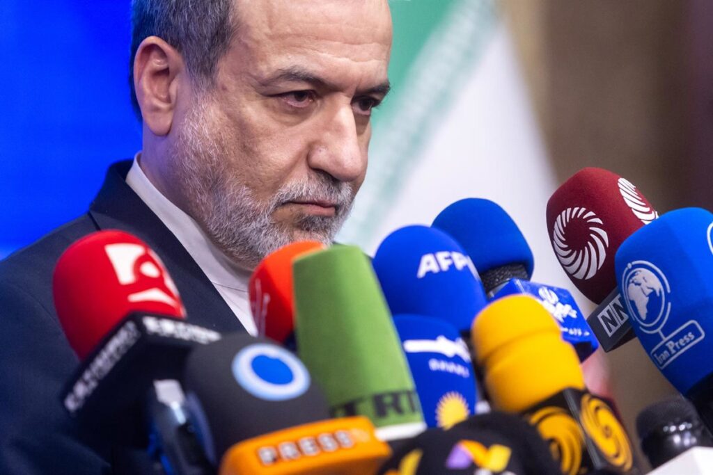Ministro iraní Abbas Araqchi y equipo en Ginebra tras anunciar el 'acuerdo general sobre principios nucleares' con EEUU