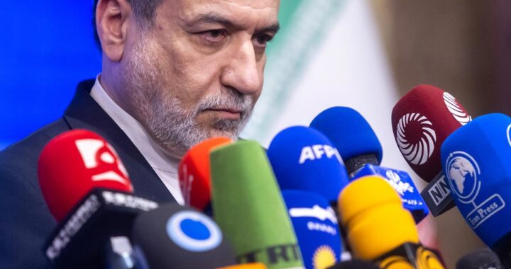 Ministro iraní Abbas Araqchi y equipo en Ginebra tras anunciar el 'acuerdo general sobre principios nucleares' con EEUU