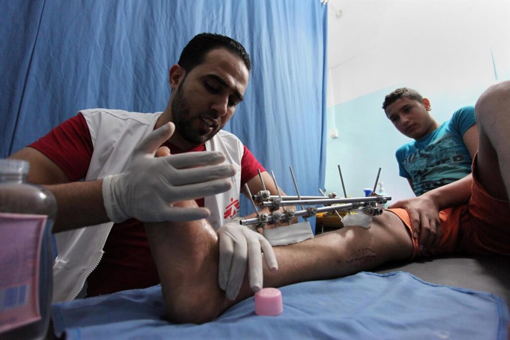 Equipo de MSF atendiendo heridos en hospital de Gaza con suministros médicos limitados